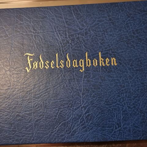 Fødselsdagboken blå.