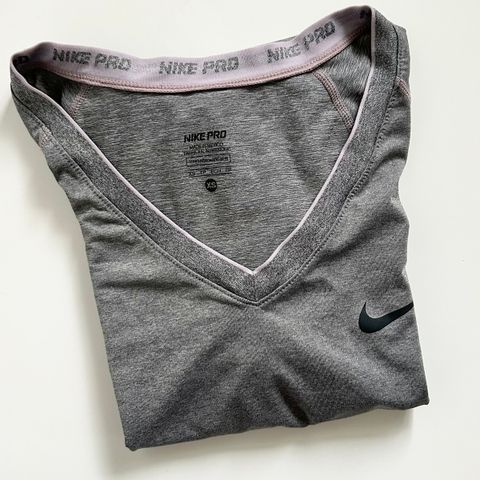 Grå Nike Pro t-skjorte, str XS