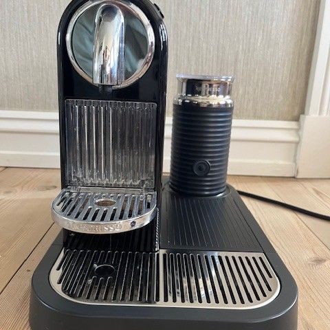 Nespresso kaffemaskin med melkeskummer