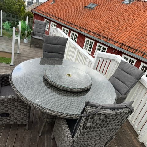 Rundt stort hagebord  & 4 recliner  stoler