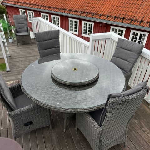 Rundt stort hagebord  & 4 recliner  stoler