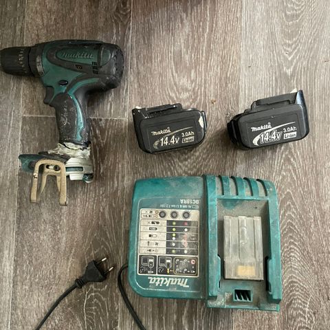 Godt brukt Makita drill med lader og to batterier