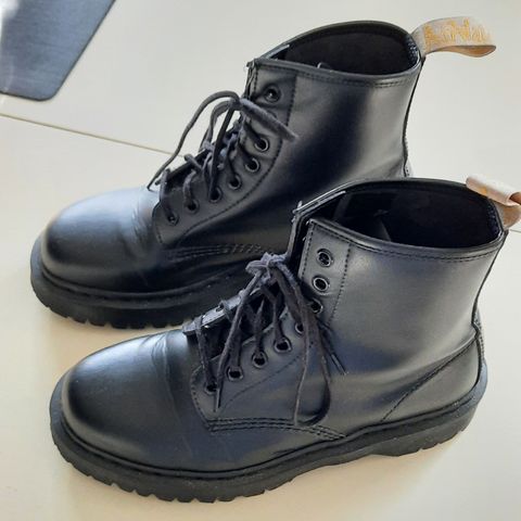 Dr Martens 8 hull