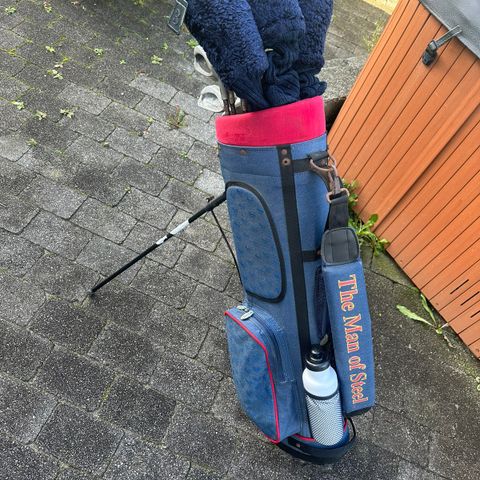 Golfsett dame, med WB Superman bærebag.