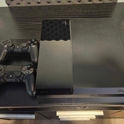 Playstation 4 med to kontrollere