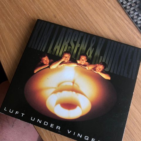 Kim Larsen og Kjukken "Luft under vingerne"