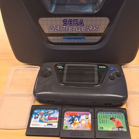 SEGA gamegear konsoll med koffert og spill