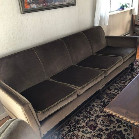 Sofa,2 stoler, i plysj og bord.