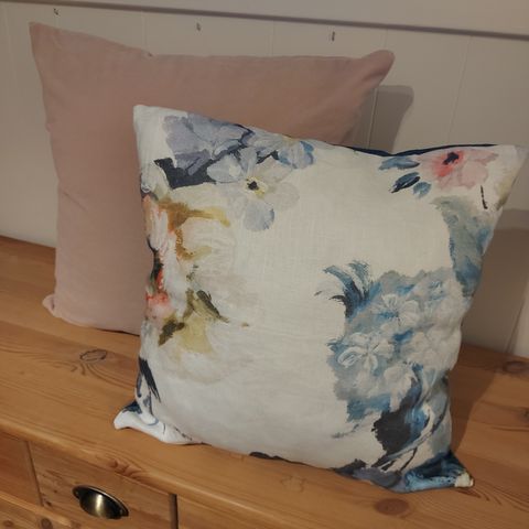 2 stk nysydde puter i stoff fra Designers Guild kr 450