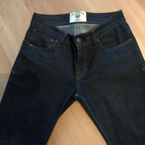 Mørkeblå jeans til dame str. 28/32 fra Tiger of Sweden.