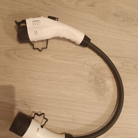 Adapter/overgang til el-ladekabel: Type 2 til type 1.