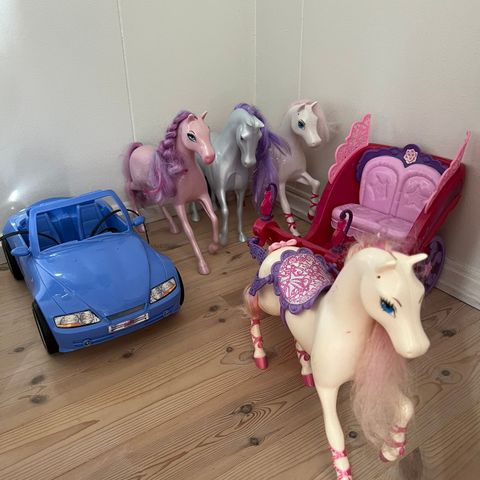 Barbiehester og barbiebil