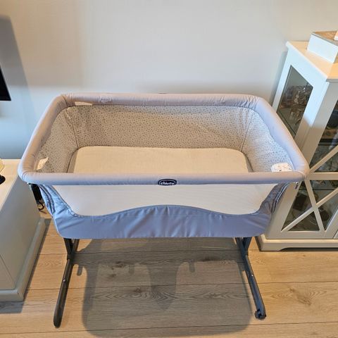 Chicco next 2 me bedside crib