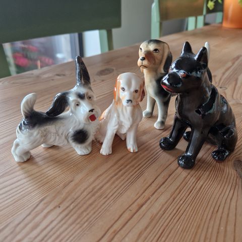 4 SMÅ SJARMERENDE HUNDEFIGURER I PORSELEN