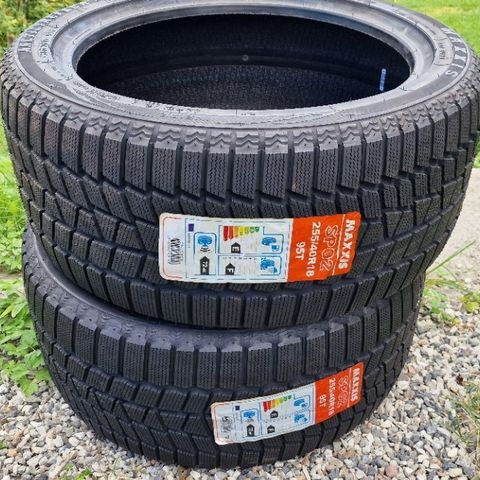 2 stk piggfrie vinterdekk Maxxis Arctictrekker SP02 255/40R18. Nye og ubrukte