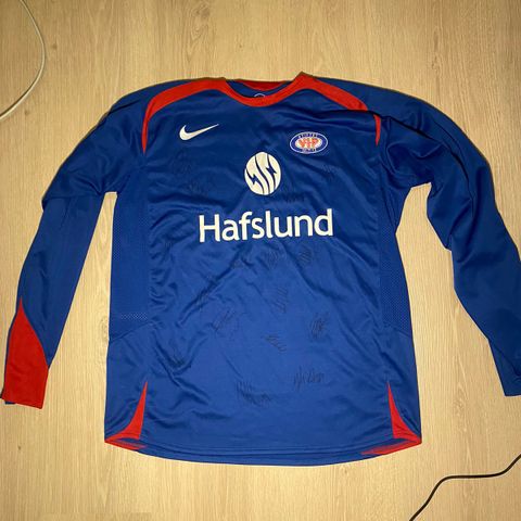 Vålerenga retro drakt 2006 er signert av spillerene størrelse L