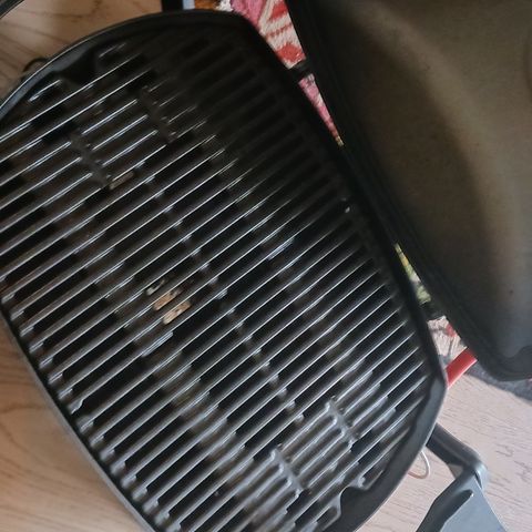 Weber q2000 grill med gass, grillbestikk, stativ og trekk selges.