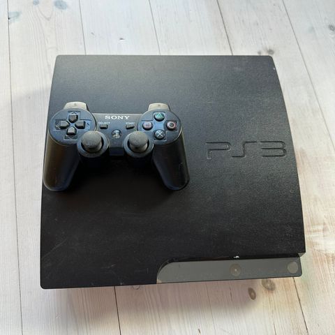 Playstation 3 med 1 håndkontroll og litt spill