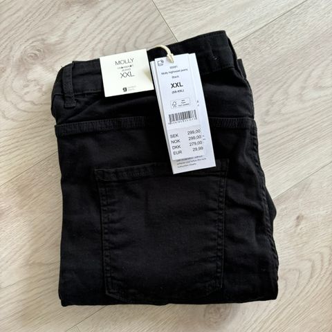 Ubrukt svarte Molly Jeans fra Gina Tricot i str. XXL selges