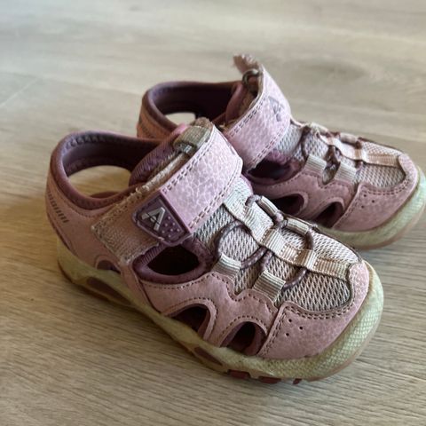 Blinke sandaler i strl 25.