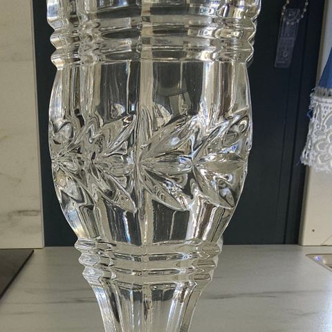 Kjempefin vase i pressglass