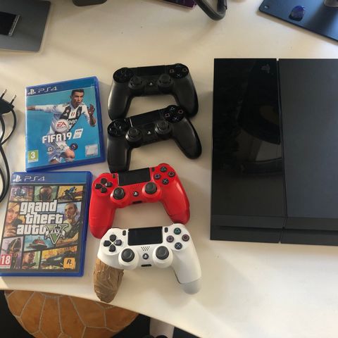 PlayStation 4 med gta 5, fifa 19 og 4 kontroller