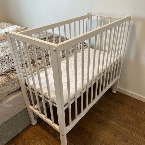 Ubrukt bedside crib