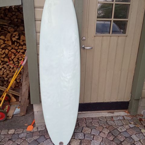 6'8 surfebrett med finner og leash.