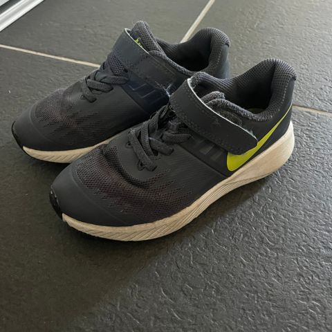 Nike sko str 28