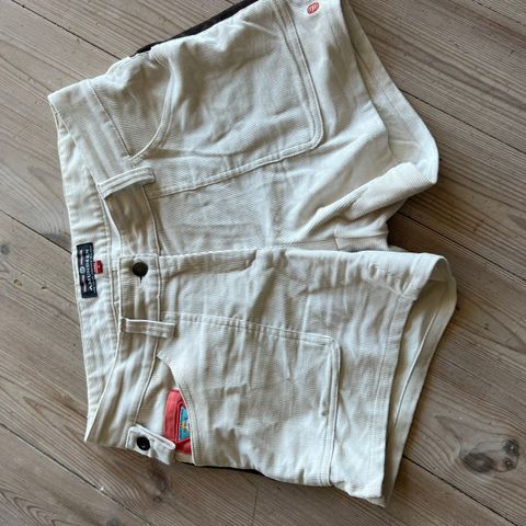 Amundsen con cord shorts