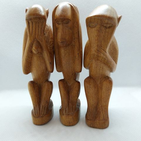 "See, hear, speak no evil" - De tre vise aper - figurer i valnøtt tre