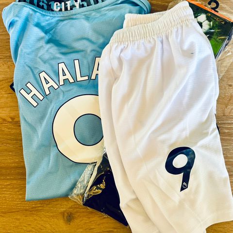 Draktsett med Haaland Manchester City inkl shorts og strømper Nytt!