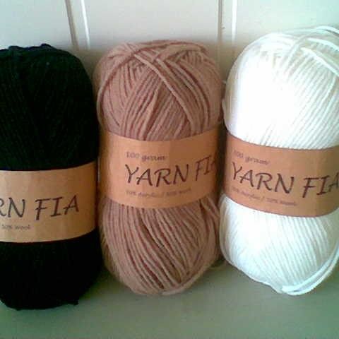 300 g (660 m) nytt garn Fia fra Yarn 50% akryl/50% ull