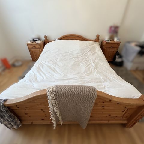 Dobbeltseng i massiv furu // Solid pine double bed