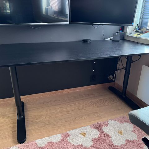 Helsort IKEA Bekant skrivebord