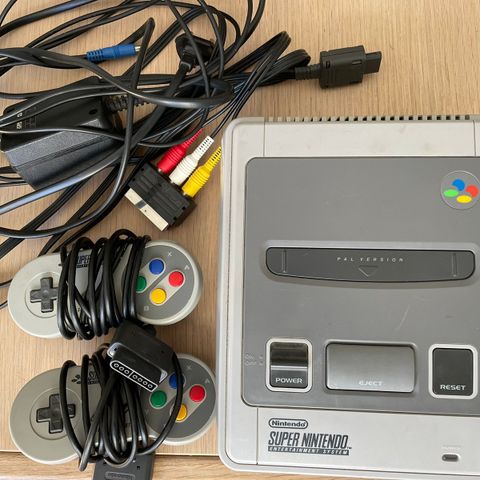 Super Nintendo SNES, 2 kontroller og 9 spill