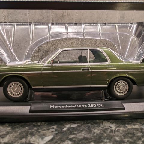 Mercedes-Benz 280 CE - 1980 modell - grønn metallic - Norev - skala 1:18