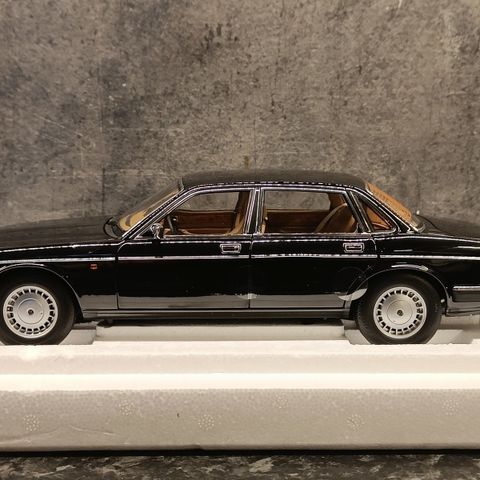 Jaguar XJ6  (X350 ) Ebony black - 1986 - Almost Real - Limited Edition - 1:18