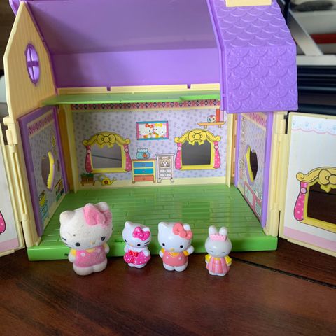 Hello kitty hus med 4 figurer