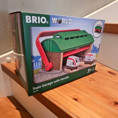 BRIO Toggarasje med håndtak – Perfekt for små togførere!