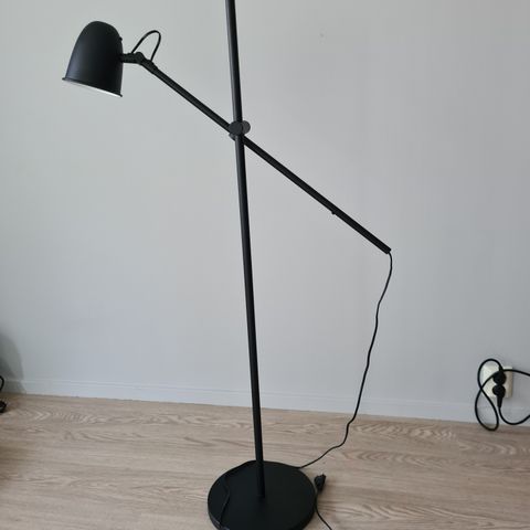 Svart IKEA gulvlampe