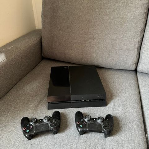 PS4 med 2 kontroller