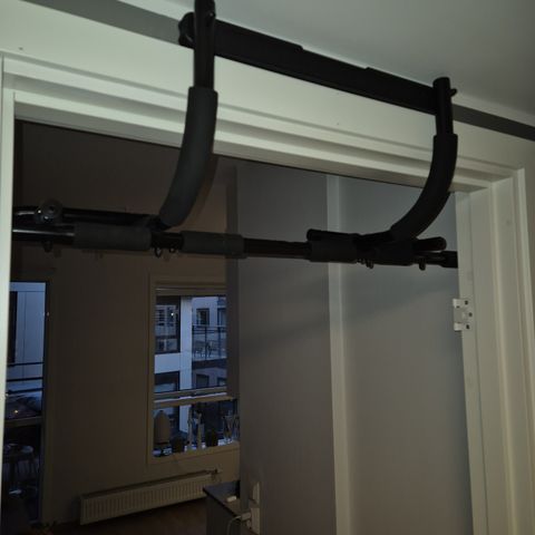 Doorframe pull up bar