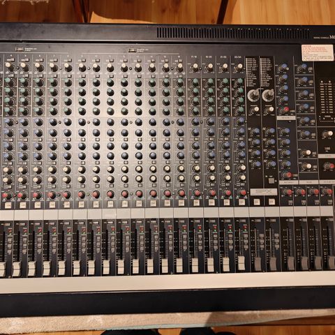 Yamaha MG24/14FX mixer