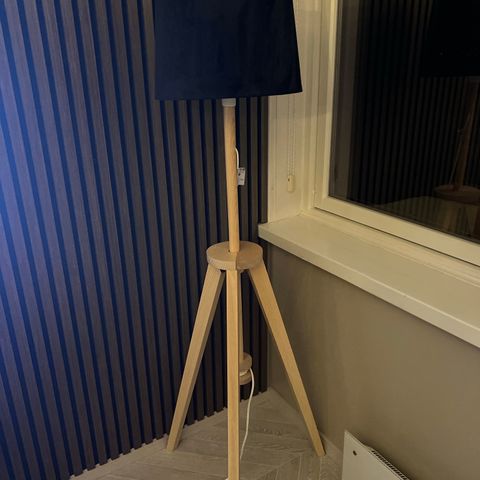 Gulvlampe med svart skjerm