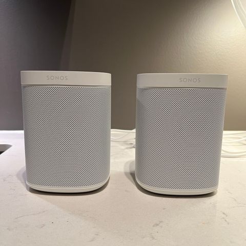 To Sonos One-høyttalere (gen 2)