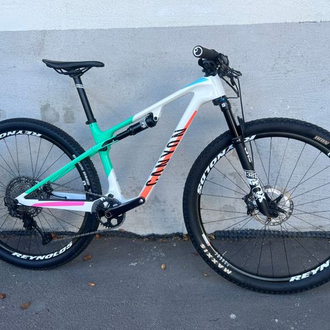 Canyon Lux World Cup CF 7 - Veilpris 48 499,- | Karbonhjul - Shimano XT |