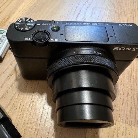 1 år gammelt SONY RX100 VII  selges