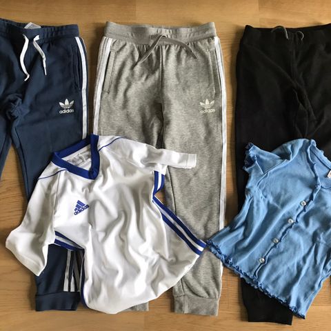 2 Adidas bukser str 134 og 1 tskjorte +mer