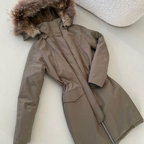 Utrolig fin lang parkas fra minus dk, ekte pels. Str 34/xs/xxs